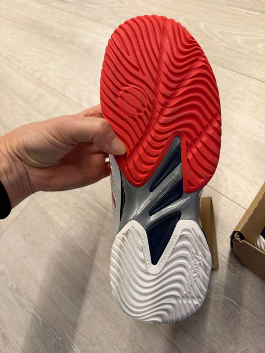 Продам кроссовки ASICS новые размер 40