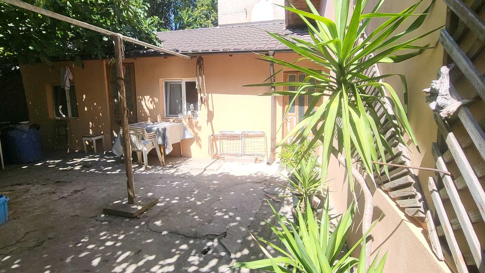 Închiriez studio/garsonieră la curte