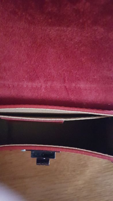 Geanta rosie din piele cu ținte si bareta etno