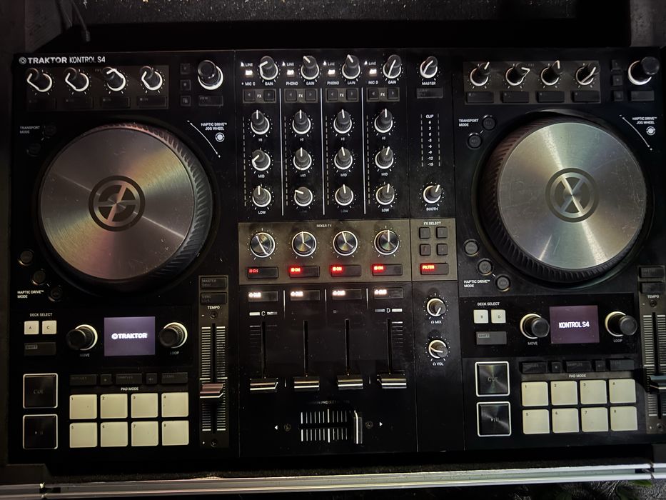NI Traktor Kontrol S4 MK3  + case dedicat inclus in pret