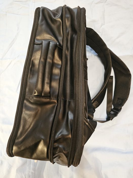 Кожанный черный рюкзак