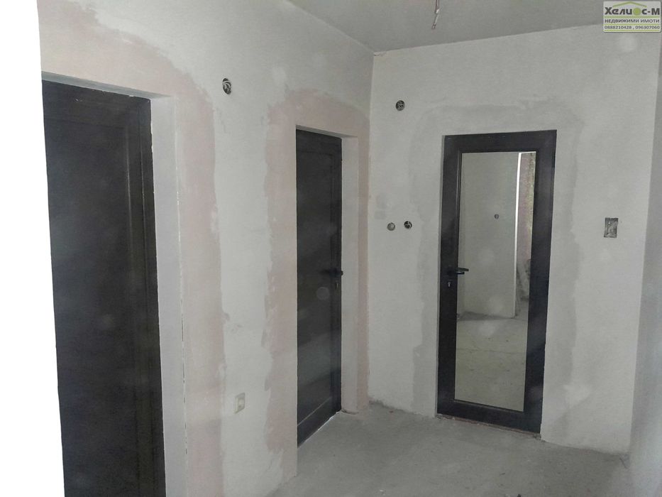 Тристаен апартамент до трето и четвърто училище, гр.Монтана