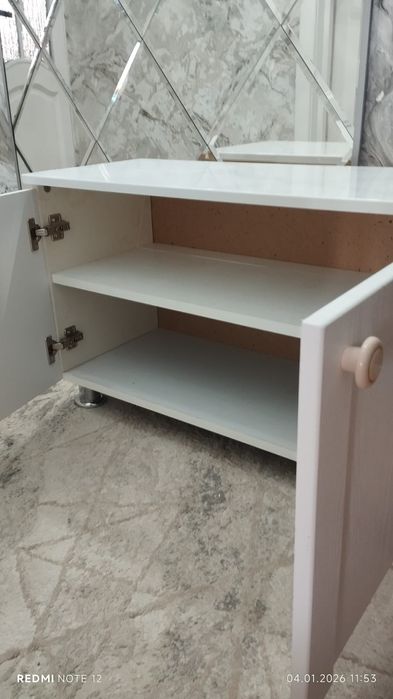 Продам  белую тумбочку