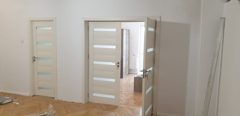 Uși de interior cu montaj și transport contra cost, și uși metalice