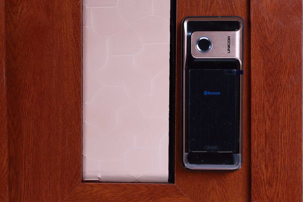 Замок с отпечатком паролем и ключ картой  надёжный, есть гарантия