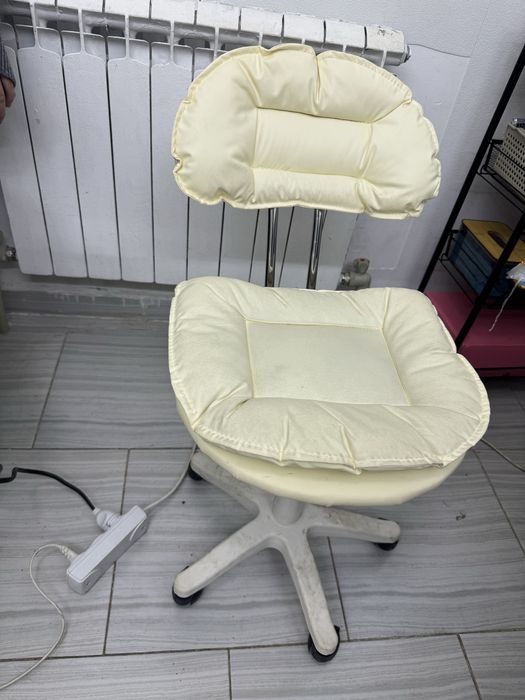 Кушетка, стульчик для мастера