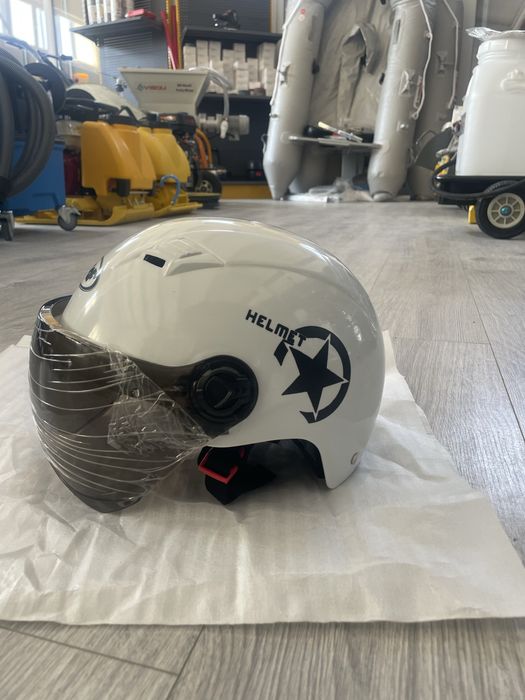 Cască moto / scuter NOUĂ cu vizieră - nepurtată