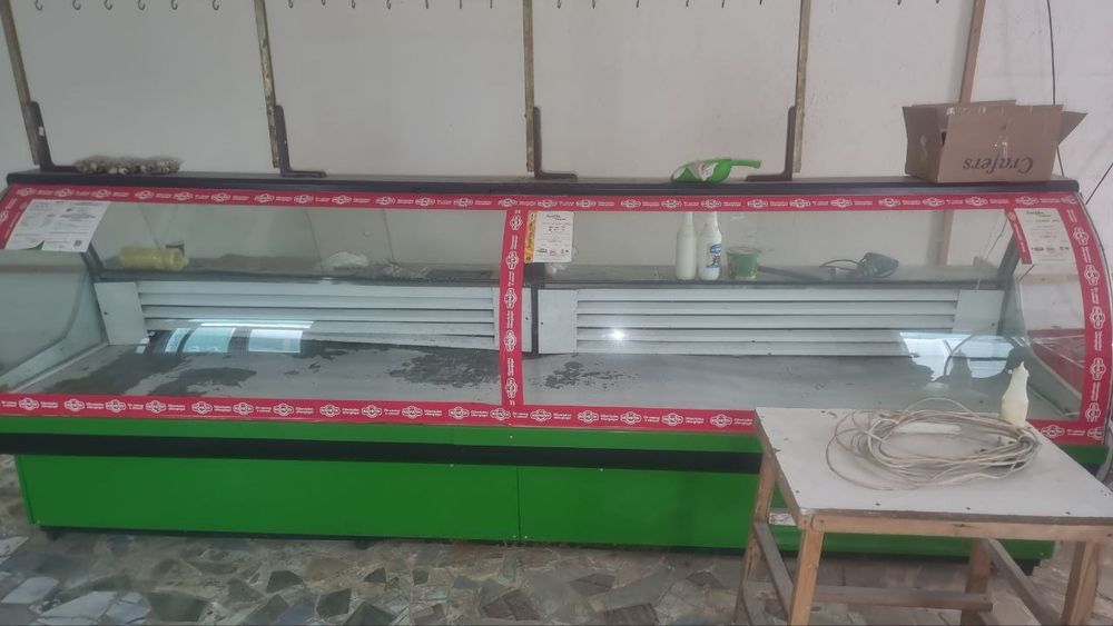 Продам витринный холодильник