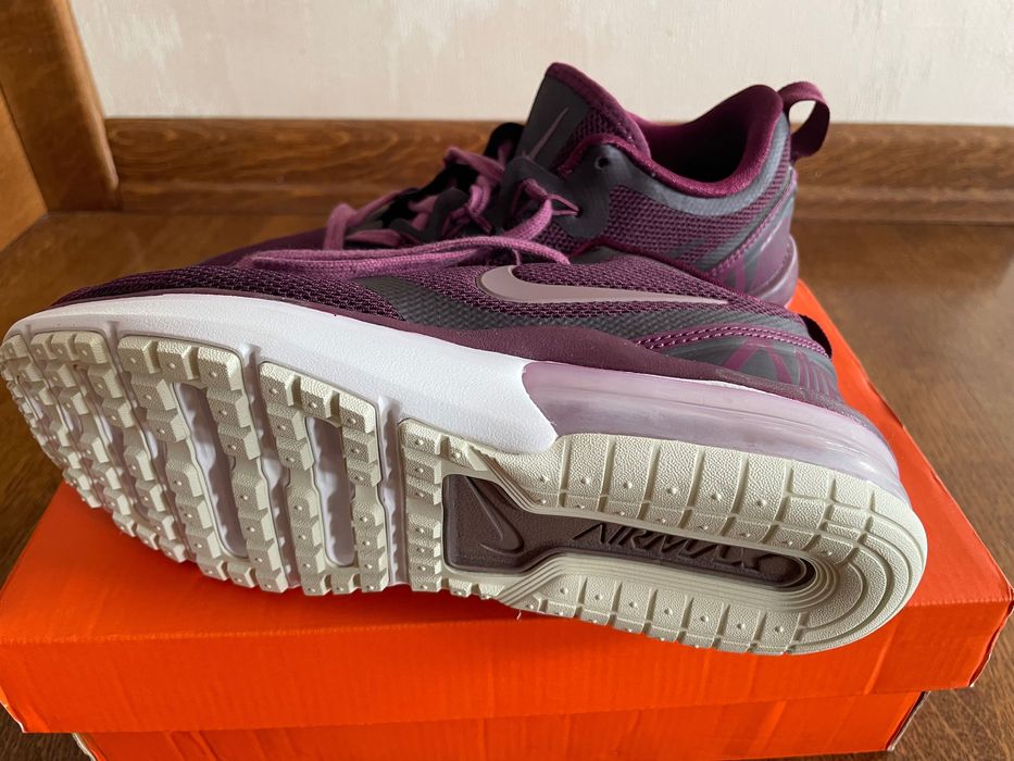 Adidas damă Nike AIRMAX