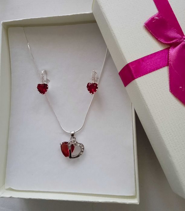 Нов,масивен, дамски сребърен комплект,със сърца. 12 различни. В кутия.