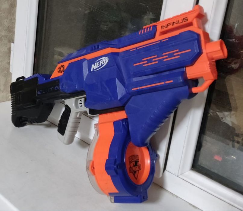 Автоматический Nerf infinus в хорошем состоянии.