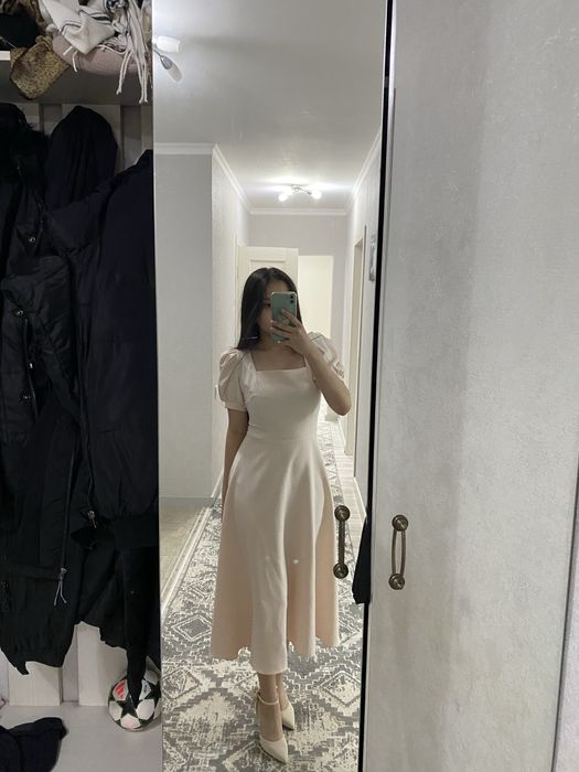 Бежевое платье на 25 мая