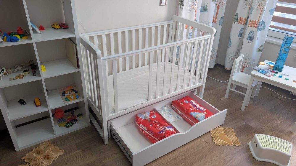 Бебешка легло YappyMove 120x60 бяло, люлеещ механизъм + матрак+чаршаф