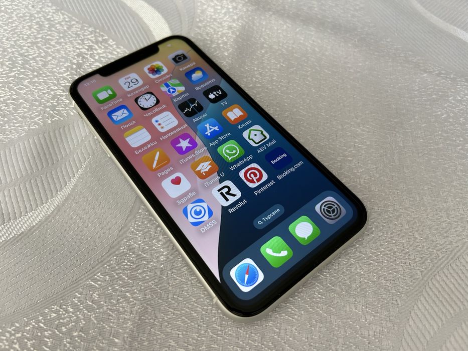 Продавам бял iPhone XR