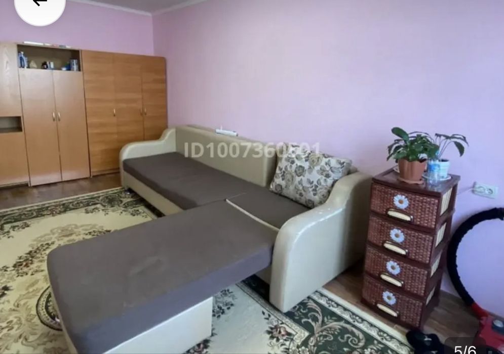 Диван беж бу дерево хорошое. Раскладной есть подушки. Внутри есть ящик