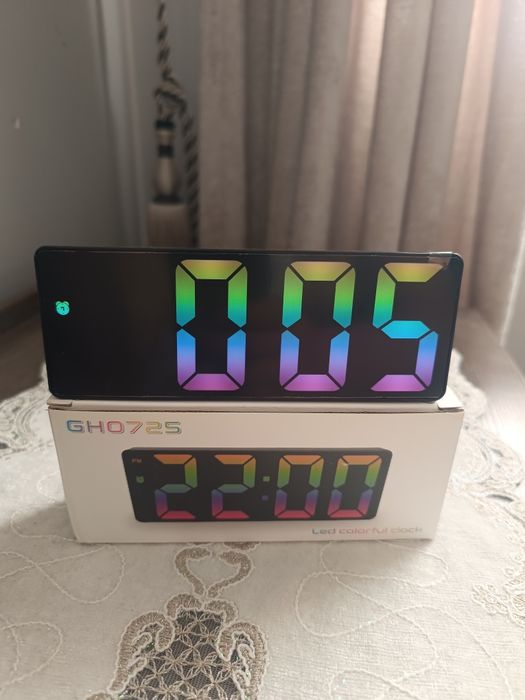 Яркие электронные LED-часы GH0725 с радужной подсветкой