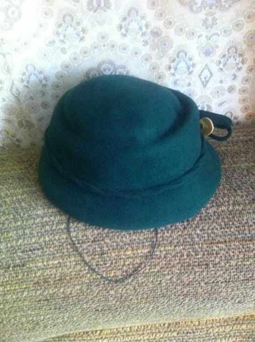 шляпки 50-х годов из фетра и бархата,украшенные янтарем,перламутром