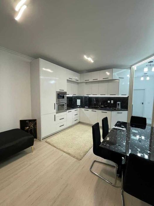 Дава се под наем Тристаен апартамент в Бургас, Изгрев - 124 кв.м за 997.05 € - Снимка #2