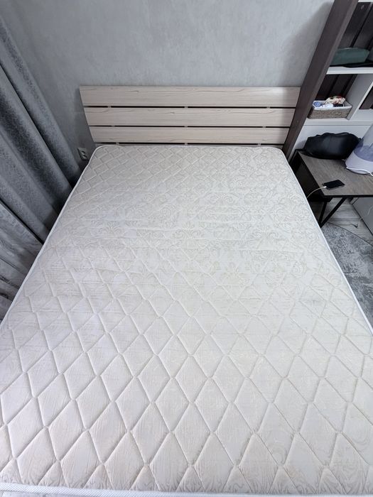 Кровать двуспальная с матрасом