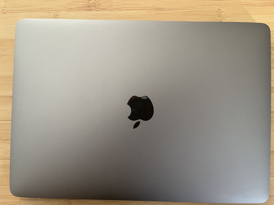 Apple MacBook Pro 13” 2017 cu touchbar + husa protectoare Hama