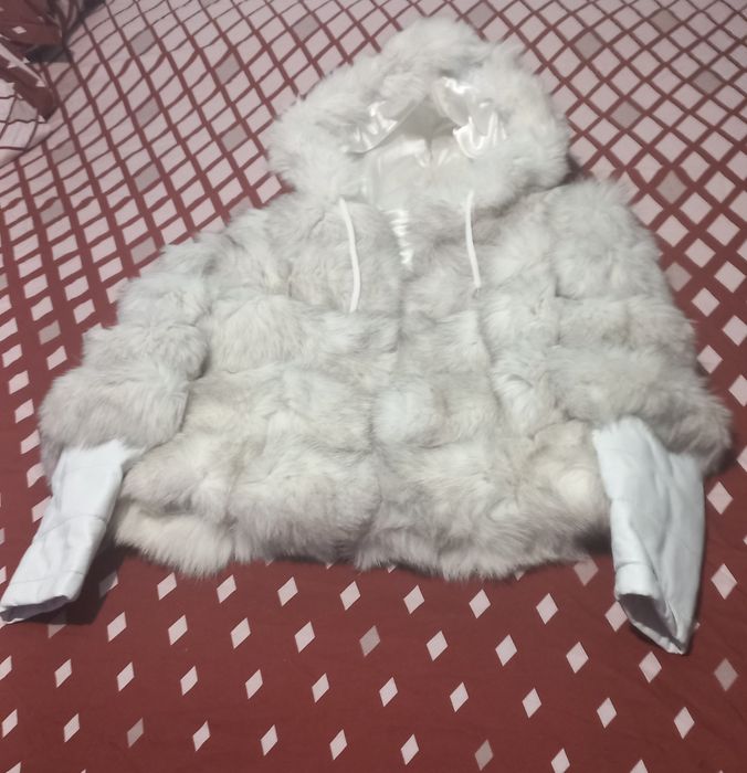 Haina blana vulpe și caciula
