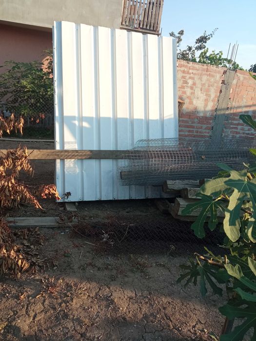 Дворна врата за складово помещение.