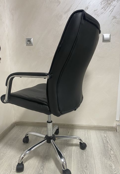 Офис Стол Кожен( Чисто Нов)