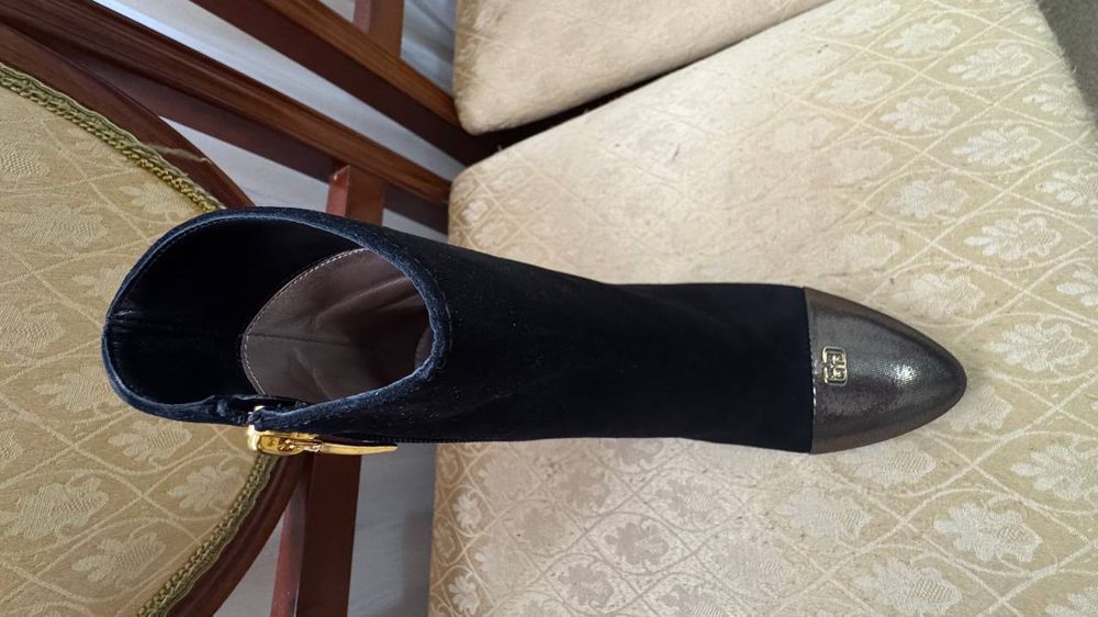 Женская обувь (ботинки)