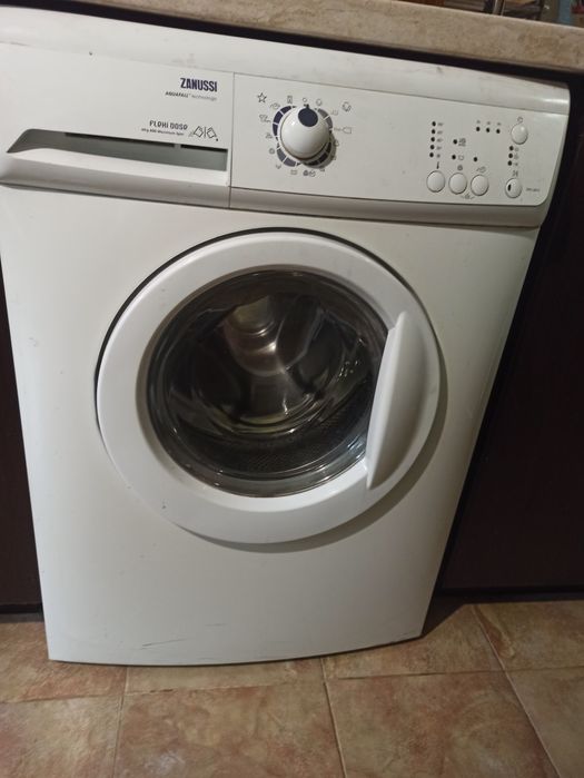 Продавам пералня Zanussi ZWG 680 K за части