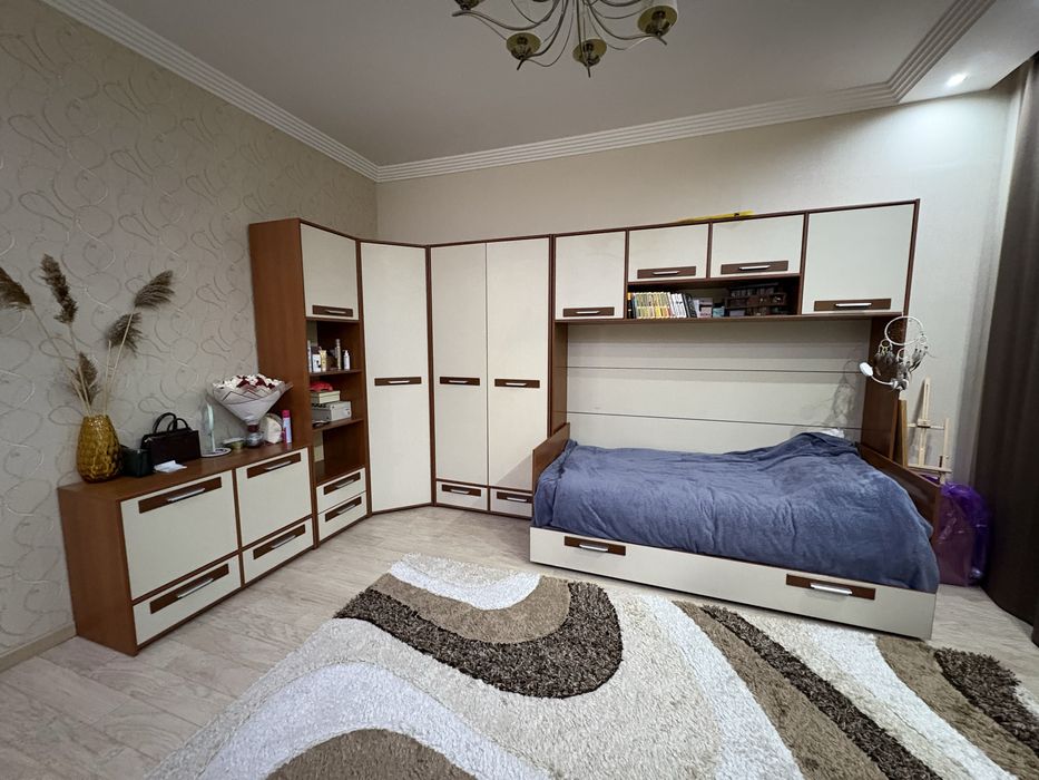 Продаю гарнитур, шкафы, стол