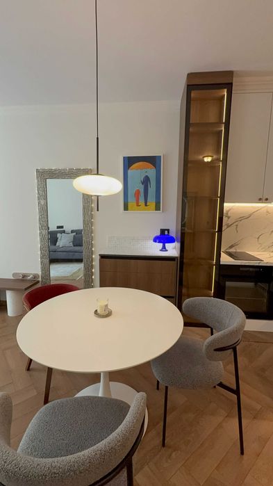 Дава се под наем обзаведен двустаен апартамент със собствен двор