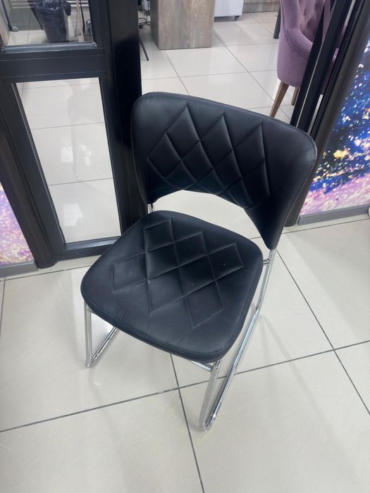 Стул на металических ножках