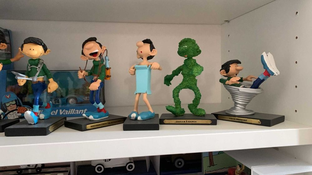Lot figurine gaston (10 figurine )si benzi desenate in limba franceza