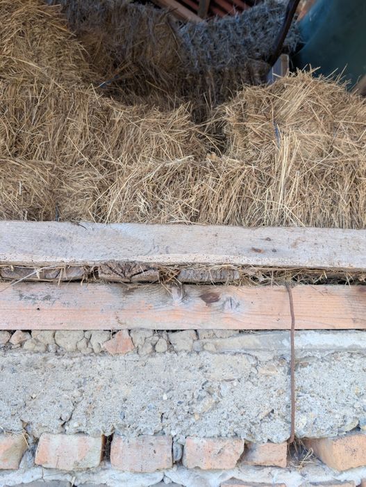 Vând baloți de fân