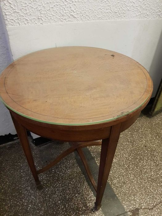 Piese Mobililer vechi Masa Mese Comoda Lemn Masiv Bufet Sertare Usi vintage Vitrina Vitrine Sticla Retro