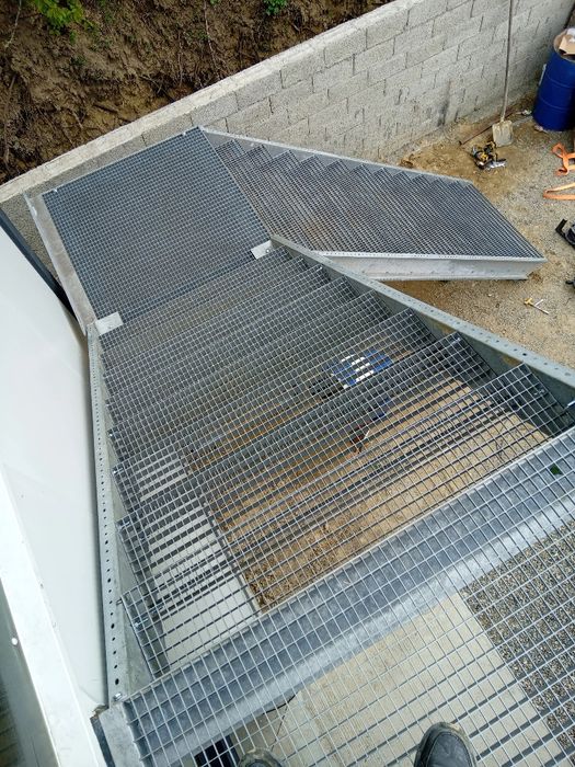 Scări metalice zincate