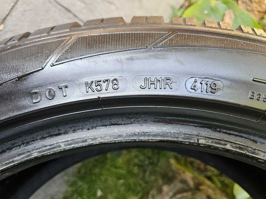 Vand 2 anvelope iarna Dunlop 225 50 18