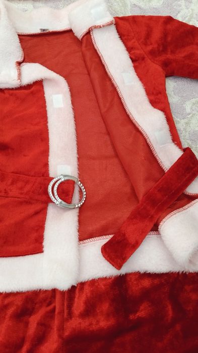 Жаңа жылдық киім сатылады.