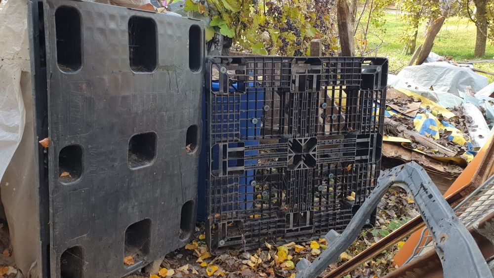 Paleti plastic diferite dimensiuni 63/83, 120/80,5kg buc rezista 500kg