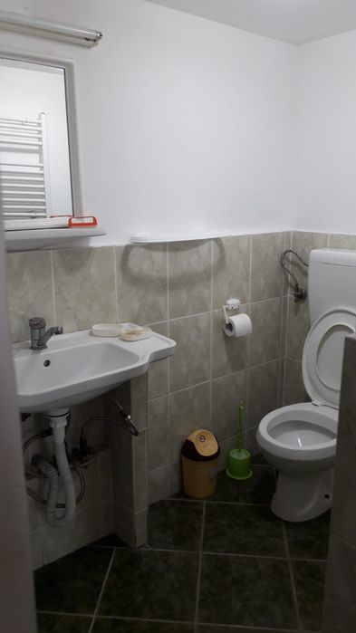 Închiriez apartament cu o cameră la casă