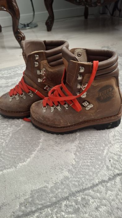 Vând bocanci de munte stare Noi