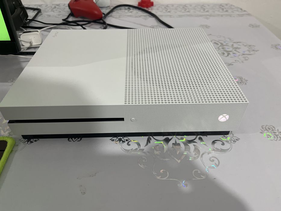 Xbox one s в хорошем состояние