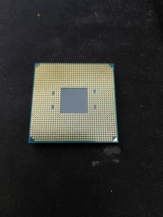 Vând procesor AMD Athlon 300GE