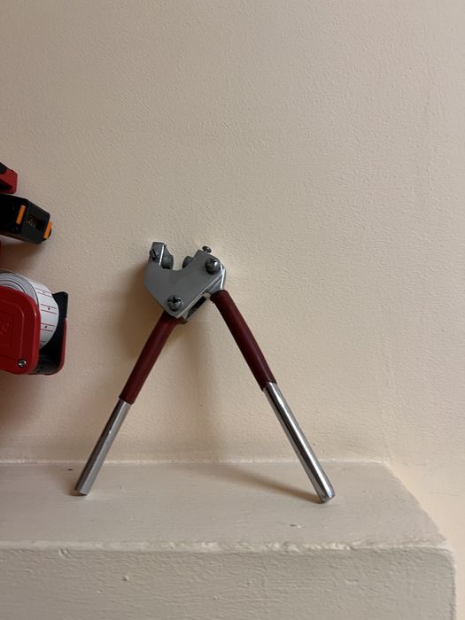 Этикет пистолет и пломбиратор