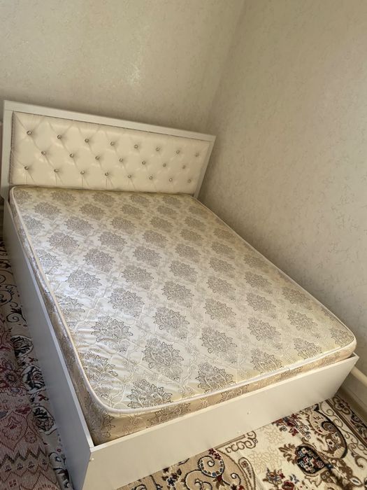 Кровать в хорошем состояний