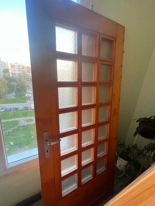 Врати - входна, 3 вътрешни плътни(една плъзгаща се), 1 с със стъкло и една входна