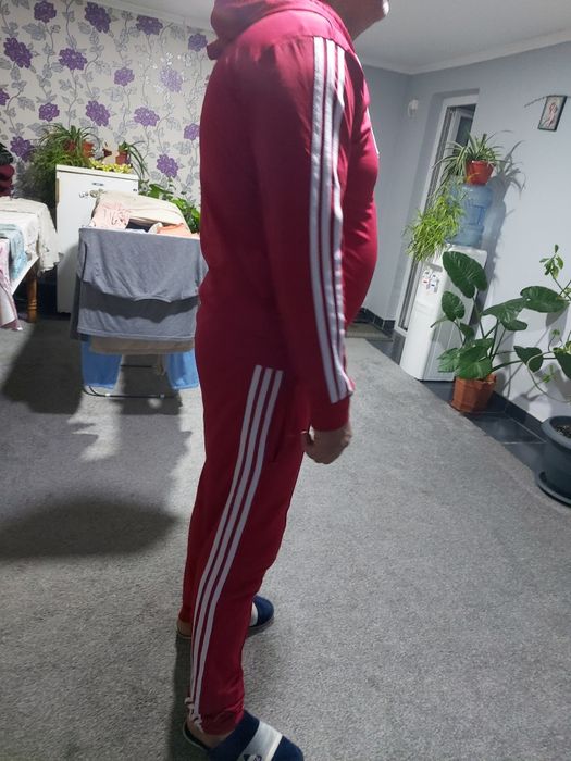 Vând trening adidas original în stre ca nou doar probat mărimea xl se