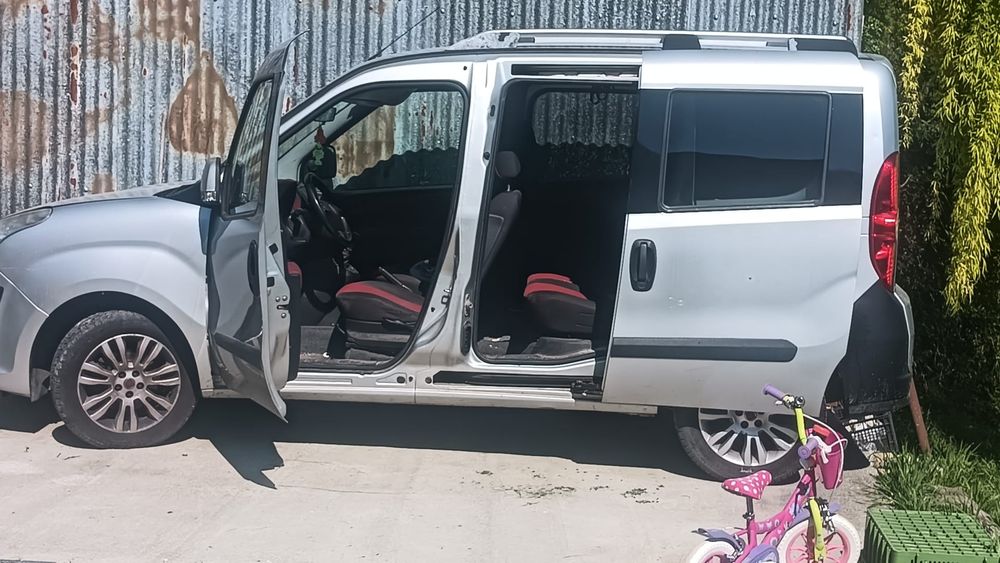 Vînd Fiat Doblo , motorizare de 1,3 diesel , euro 4  , an de fabricație 2011   cu 21000  km .