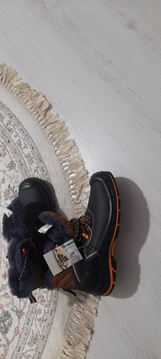 Продаю спец ботинку