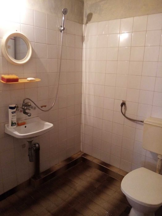 Двуетажна къща с двор